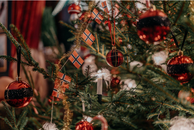 Christmas Garlands and Pre-lit Artificial Christmas Trees